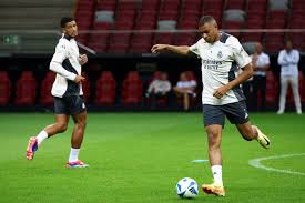 判中扮演着 判中扮演着